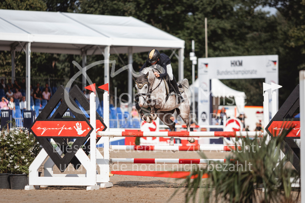 240906_BuCha_Pony-L-6j-211 | Deine schönsten Turniermomente als professionelle Fotos! Entdecke hochwertige Pferdesport-Fotografie im Online-Shop. Jetzt Fotos finden & bestellen!