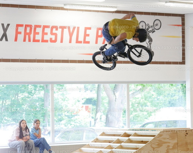 BMX-Park im Schwimmbad | 09.05.2026 In der ungenutzten Schwimmhalle des Trainingsbades in Darmstadt entstand mit Eigenhilfe ein BMX Eldorado mit mehreren Rampen und Schaumstoff Bereiche. Der BMX-Park ist am heutigen Samstag für ein breites Publikum von der BMX-Abteilung des VC 1899 Darmstadt präsentiert worden. Hunderte Zuschauer, jung und alt, staunten über die dargebotenen artistischen Sprünge der BMX-Sportler, ob im Bundeskader oder nur vereinsangehörig Philip Muth / amtierender Deutscher Meister (Foto: Peter Henrich) - Realisiert mit Pictrs.com