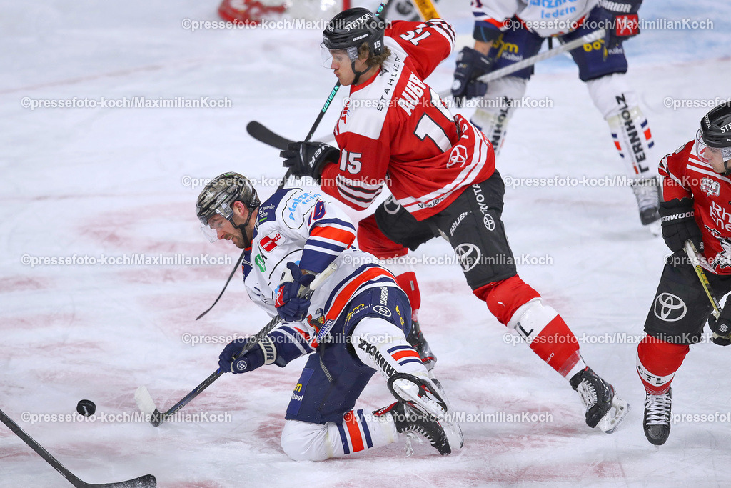 KoeDEL24012301014 | Köln, 24.01.2023, Eishockey, Penny DEL, 46. Spieltag, Lanxess-Arena, Kölner Haie - Iserlohn Roosters: Eric Cornel von Iserlohn Roosters kämpft gegen Kölns Louis-Marc Aubry  um den Puck