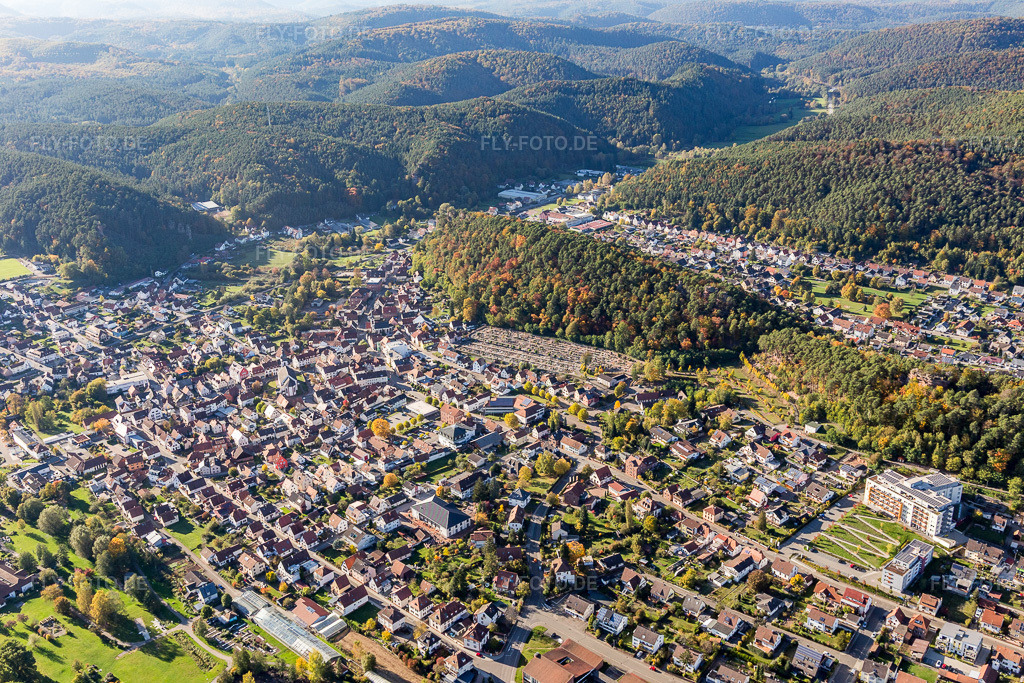 Luftbild: Friedhof in Dahn im Bundesland Rheinland-Pfalz in Deutschland. Foto: IMG_103975.jpg vom 14.10.2017 durch Werner Riehm/FLY-FOTO.de