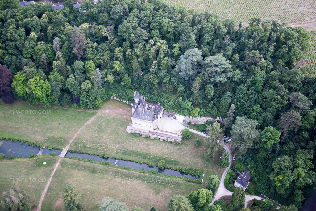 Aerial view: View of the town in Pocé-sur-Cisse in the state Indre et Loire, France. – Photo: IMG_082311.jpg taken on 06/20/2015 by Werner Riehm/FLY-FOTO.com – Resolution of the original: 4828 x 3219 px