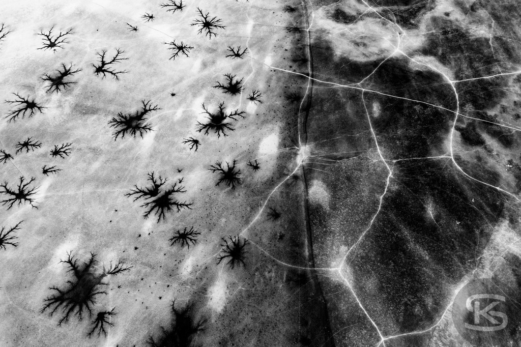 Front Side Error – Abstrakte Eislandschaften aus der Vogelperspektive | Luftaufnahmen zugefrorener Seen zwischen Abstraktion und Realität. Stefan Kuhn fotografiert aus der Vogelperspektive die schmelzenden Eisoberflächen süddeutscher Seen mit ihrer Drohne und dokumentiert die natürliche Entmaterialisierung in faszinierenden Mustern und Strukturen. - Realisiert mit Pictrs.com