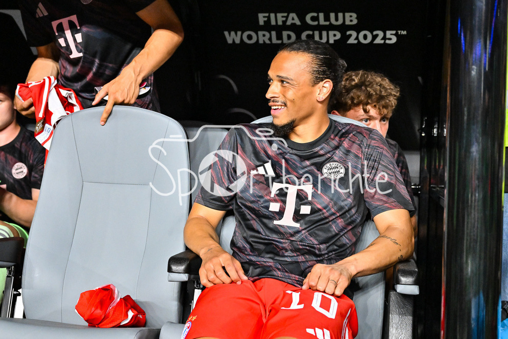 FC Bayern München - Boca Juniors | Nimmt auf der Bank platz - Leroy SANE (FC Bayern Muenchen 10) / Einzelfoto / Freisteller / FIFA Club World Cup: FC Bayern Muenchen - Boca Juniors, Hard Rock Stadium am 20.06.2025 / NOT FOR SALE IN USA