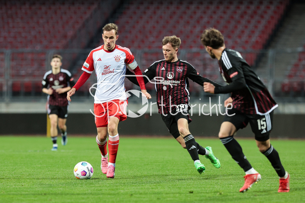 1. FC Nürnberg II - FC Bayern Amateure | im Duell Lovro ZVONAREK (FCB #8) und Simon JOACHIMS (FCN #29) / Zweikampf
