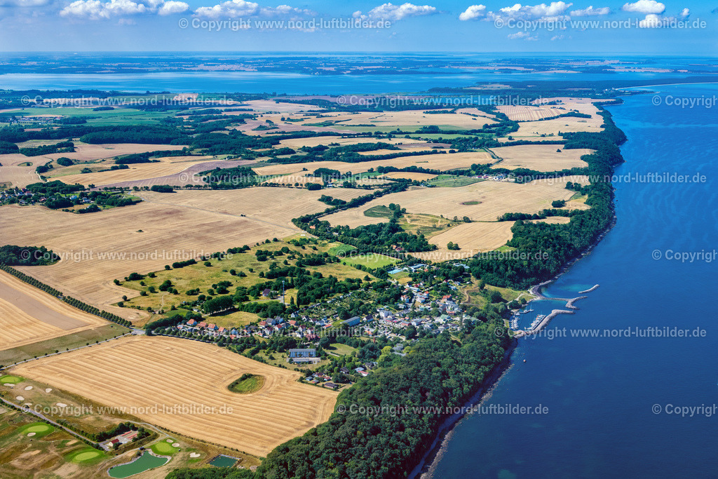 Lohme_Rügen_ELS_8048100822 | LOHME 10.08.2022 Ortsansicht an der Meeres-Küste der Ostsee in Lohme auf der Insel Rügen im Bundesland Mecklenburg-Vorpommern, Deutschland. Weiterführende Informationen bei: Touristik Lohme GmbH. // Townscape on the seacoast of Baltic Sea in Lohme on the island of Ruegen in the state Mecklenburg - Western Pomerania, Germany. Further information at: Touristik Lohme GmbH. Foto: Martin Elsen