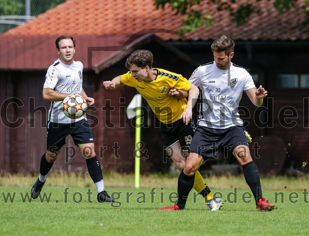 2023-07-23_072_SV_Anzing_gegen_SC_Kirchasch | Anzing, Deutschland, 23.07.2023:
Fußball, Kreisliga 2023 / 2024, Testspiel, SV Anzing gegen SC Kirchasch, Endergebnis: 5:1

Julian Bauer (SC Kirchasch, #19), Daniel Deutschbein (SV Anzing, #15)

Foto: Christian Riedel / fotografie-riedel.net