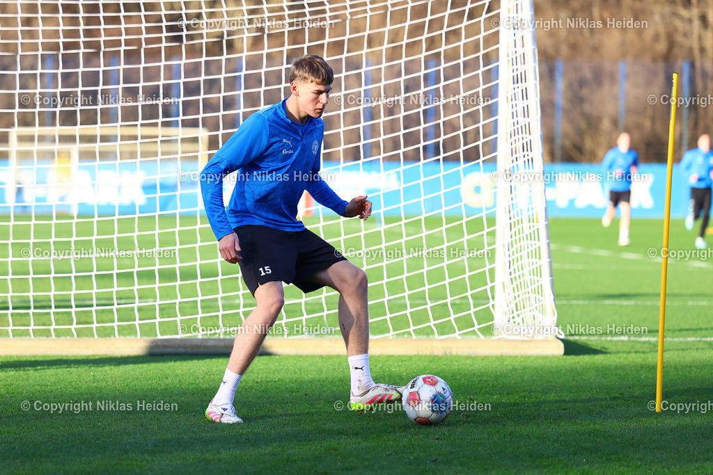 NH_HolsteinKiel_Training_16122025 | Maximilian Apelt (Holstein Kiel U19) durfte bei den Profis mittrainieren.Fußball I Herren I Training I Saison 2025-2026 I Holstein Kiel I 16.12.2025 I Citti-Fußballpark
