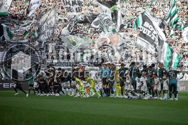 Borussia Mönchengladbach vs SV Werder Bremen - Bundesliga  | Mönchengladbach, Deutschland, 14.09.25:   die Mannschaften vor der Nordkurve vor dem Spielwaehrend des Spiels der Bundesliga zwischen Borussia Mönchengladbach vs SV Werder Bremen im Stadion im Borussia Park(Foto von Brauer-Fotoagentur / Adrian Schlueter)