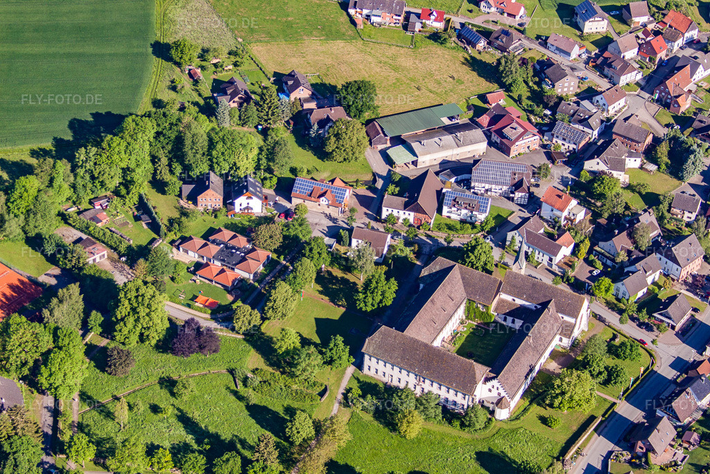 Luftbild: Gebäudekomplex des Klosters Koptisch-Othodoxes Kloster Propsteistrasse im Ortsteil Brenkhausen in Höxter im Bundesland Nordrhein-Westfalen in Deutschland. Foto: IMG_65723.jpg vom 25.05.2014 durch Werner Riehm/FLY-FOTO.de