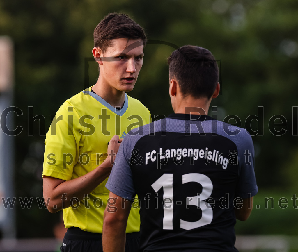 2023-08-08_102_FC_Moosinning_gegen_FC_Langengeisling | Moosinning, Deutschland, 08.08.2023:
Fußball, Bezirksliga Oberbayern Ost 2023 / 2024, 3. Spieltag, FC Moosinning gegen FC Langengeisling, Endergebnis: 0:4

Schiedsrichter Johannes Wagner, Maximilian Hintermaier (FC Langengeisling, #13)

Foto: Christian Riedel / fotografie-riedel.net