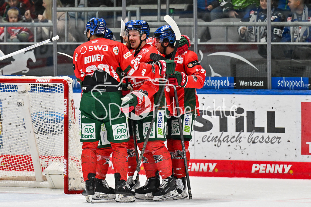 Augsburger Panther - Schwenninger Wild Wings | AUGSBURG, DEUTSCHLAND - 2. NOVEMBER: Jubel der Panther nach dem Treffer zum 2-1 durch Cody KUNYK (Augsburger Panther 20), Tor / Torschuetze / Freude / Happy beim Ligaspiel zwischen den Augsburger Panthern und den Schwenninger Wild Wings am 17. Spieltag der Penny DEL im Curt Frenzel Stadion am 02.11.2025