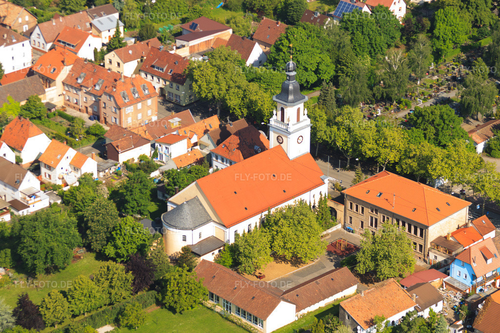 Luftbild: Michael Ende Grundschule und Kirche Mariä Himmelfahrt , im Ortsteil Queichheim in Landau im Bundesland Rheinland-Pfalz in Deutschland.Foto: IMG_27350.jpg vom 23.05.2010 durch Werner Riehm/FLY-FOTO.deAuflösung des Originals: 4091 x 2727 pxMICHAEL-ENDE-GRUNDSCHULE-QUEICHHEIM.DE