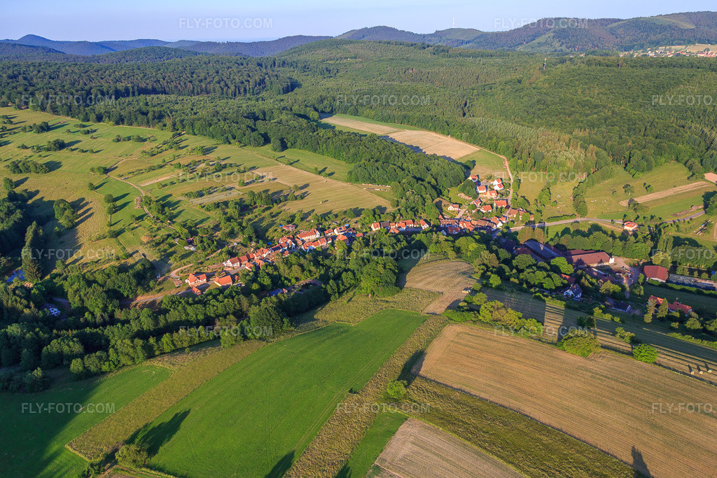 Aerial view: Petit district Wingen from the west in Wingen in the state Bas-Rhin, France. – Photo: IMG_080312.jpg taken on 06/05/2015 by Werner Riehm/FLY-FOTO.com – Resolution of the original: 5472 x 3648 px