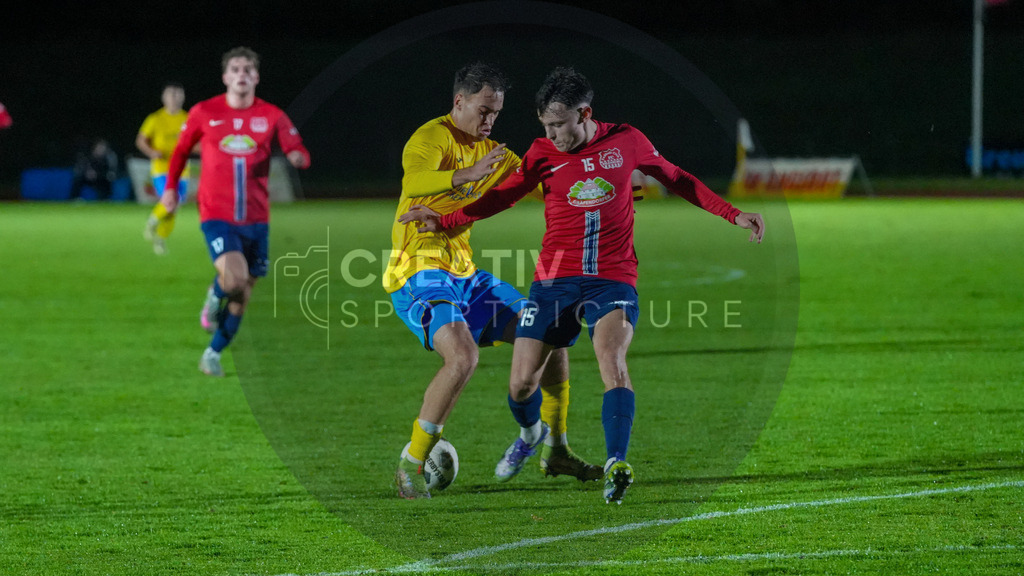 Fußball, Herren, Saison 2025/2026, Regionalliga Nordost, 12. Spieltag, FC Eilenburg vs. FSV 63 Luckenwalde, Freitag 17.10.2025, Ilburgstadion Eilenburg, | Fußball, Herren, Saison 2025/2026, Regionalliga Nordost, 12. Spieltag, FC Eilenburg vs. FSV 63 Luckenwalde, Freitag 17.10.2025, Ilburgstadion Eilenburg, Im Bild: Simon Gollnack (l. Luckenwalde) und William Kallenbach (r. Eilenburg) - Realisiert mit Pictrs.com