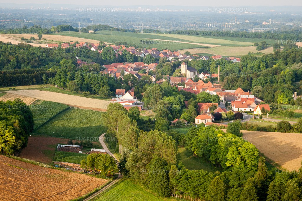 Aerial view: View of the town in Neewiller-près-Lauterbourg in the state Bas-Rhin, France.Photo: IMG_30631.jpg taken on 07/09/2010 by Werner Riehm/FLY-FOTO.comResolution of the original: 4574 x 3050 px