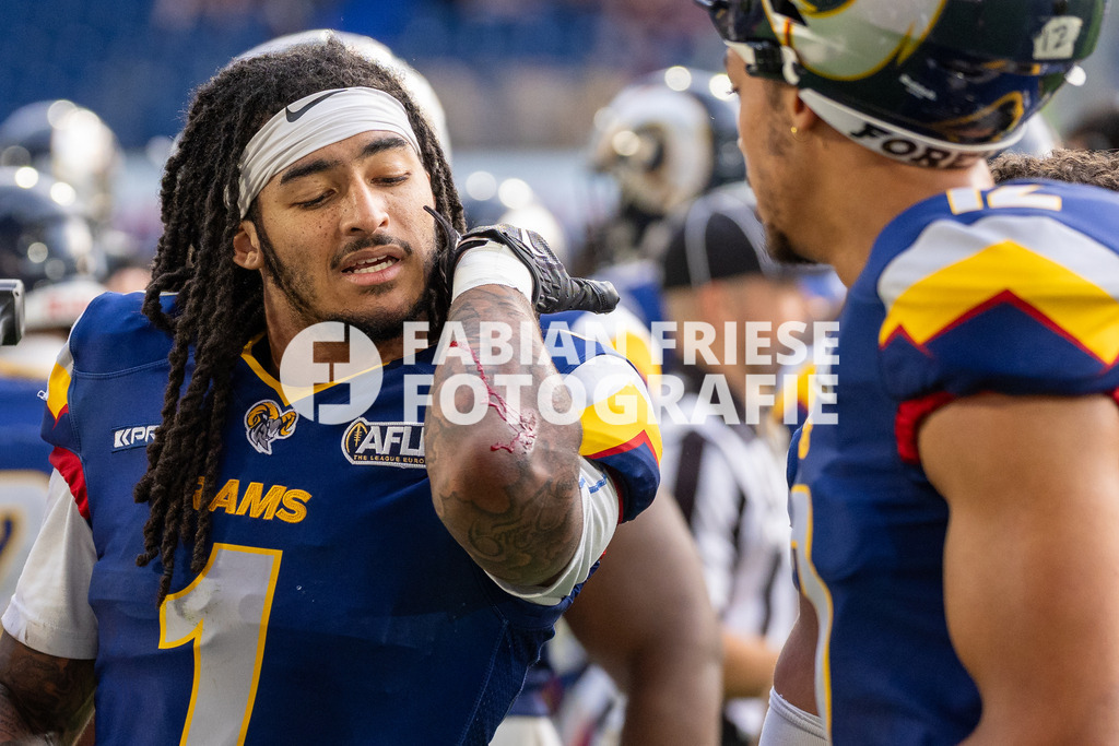 GER Rhein Fire vs. Alpine Rams, American Football, AFLE, Saison 2026, 01.08.2026 | Cameron Bergeron (Alpine Rams, #01) blutet am Arm,GER Rhein Fire vs. Alpine Rams, American Football, AFLE, Saison 2026, 01.08.2026Foto: Eibner-Pressefoto/Fabian Friese - Realisiert mit Pictrs.com