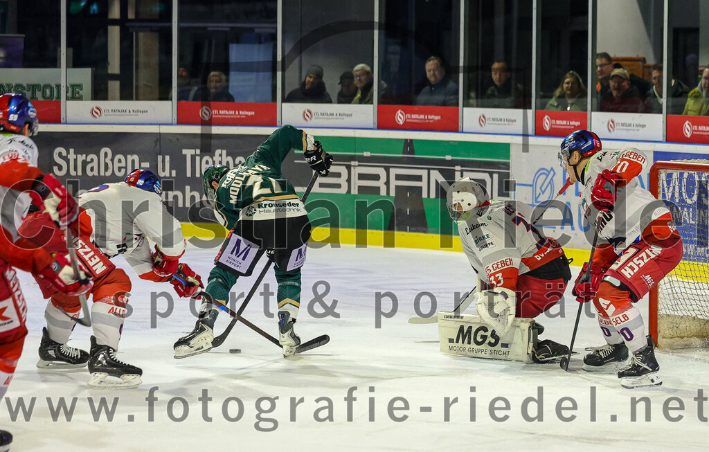 2025-11-16_138_TSV_Erding_gegen_Selber_Woelfe | Erding, Deutschland, 16.11.2025:Eishockey, Oberliga Süd 2025 / 2026, 17. Spieltag, TSV Erding gegen Selber Wölfe, Endergebnis: 3:1Erik Modlmayr (Erding Gladiators, #21), Torwart Nico Wiens (Selber Wölfe, #33), Stephan Tramm (Selber Wölfe, #70)Foto: Christian Riedel / fotografie-riedel.net