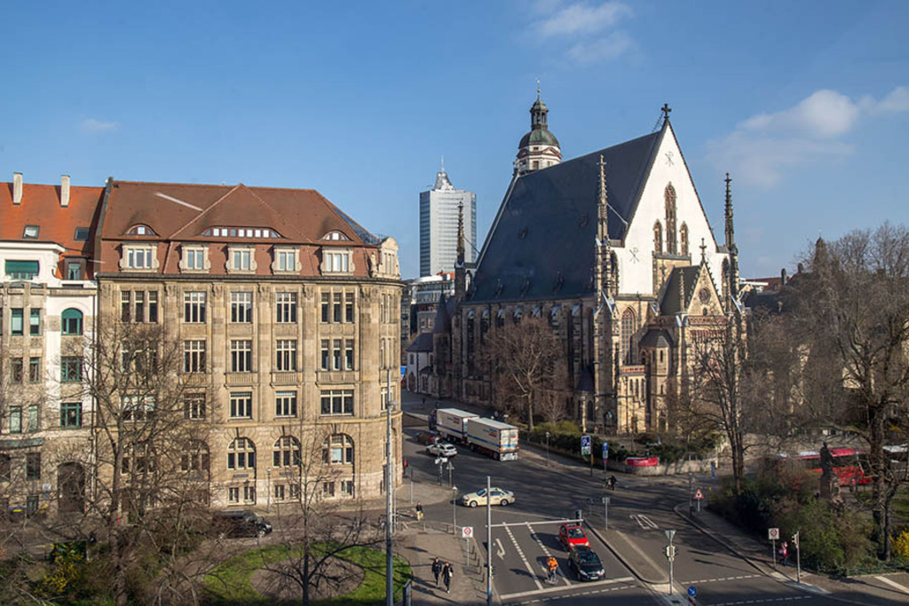G2 Kunsthalle - Blick zur Thomaskirche | Entdecke über 20 Kategorien Leipzig-Motive: Foto-Downloads, hochwertige Poster, Leinwand- & Fine-Art-Prints. Jetzt Lieblingsfoto im Bildlexikon Leipzig Shop bestellen!