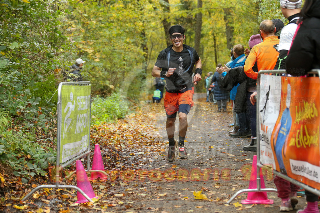 251026_1231_EX1_0561 | Sportfotografie im Rhein-Sieg Kreis, Köln, Bonn, NRW, Rheinland Pfalz, Hessen, etc. Unser Tätigkeitsfeld umfasst den Laufsport vom Volkslauf über den Marathon, Duathlon, Triathon bis zum Ultralauf wie Kölnpfad Ultra oder Schindertrail.