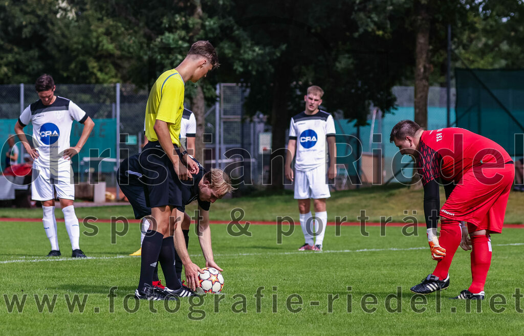 2023-09-03_080_SV_Anzing_gegen_TSV_Ottobrunn | Anzing, Deutschland, 03.09.2023:
Fußball, Kreisliga 2023 / 2024, Testspiel, 3. Spieltag, Endergebnis: 3:0

Elfmeter nach dem Foul an Peter Rauch (SV Anzing, #6)
Adrian Blumberg (SV Anzing, #10), Schiedsrichter Maximilian Biertümpfel, Torwart Florian Lerch (TSV Ottobrunn, #1)

Foto: Christian Riedel / fotografie-riedel.net