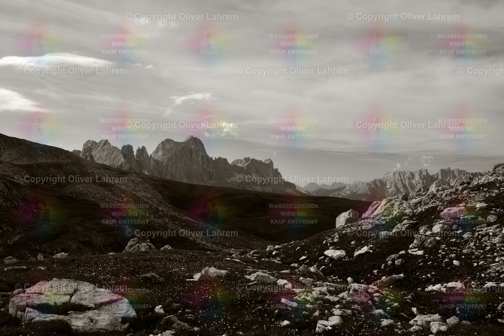 Altes Dolomitenbild | Auf dem Wanderweg vom Schlernhaus in Richtung Rosengarten Gruppe hat man einen schönen Blick auch auf die Latemar Gruppe. Das Bild ist in Monchrom.