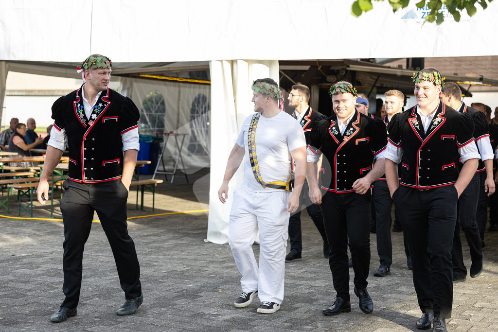 ESAF2025_Empfang_8292 | Die Schwinger des Schwyzer Kantonalen Schwingerverbandes: Fotos, die Dynamik und Leidenschaft festhalten, sowie emotionale Momente aus dem traditionellen Schwingsport zeigen. - Realisiert mit Pictrs.com