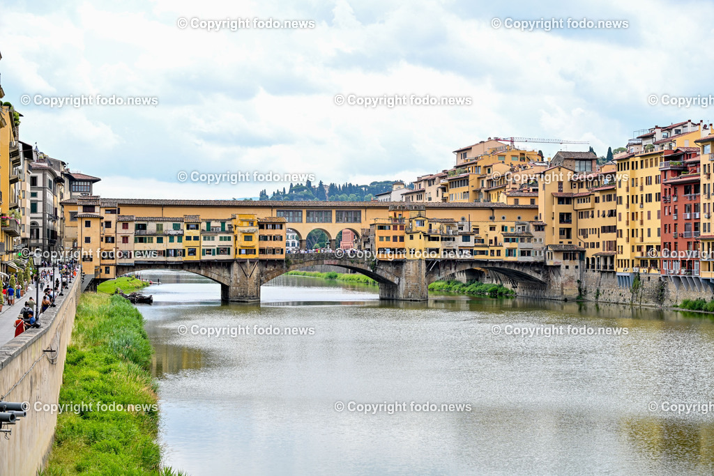 Italien_ Toscana_ Florenz_ 30.05.2024-127 | 30.05.2024, Italien, ITA, Toskana, Florenz im Bild Stadtansichten, Gebäude, Architektur, Touristen, Historisch, Souvenir, Altstadt, Museum, Statuen, Skulpturen, Piazza della Signoria, Statue David, Palazzo Vecchio, Neptunbrunnen, Piazza della Repubblica, Ponte Vecchio, Brücke, Uffizien, Kathedrale Santa Maria del Fiore, Arno, Fluß


Florenz, Firenze, ist eine italienische Großstadt. Nach Einwohnern ist sie die achtgrößte Stadt Italiens. Florenz ist die Hauptstadt sowie größte Stadt der Region Toskana und der Metropolitanstadt Florenz, in der etwa eine Million Menschen leben. Florenz ist für seine Geschichte berühmt. Leonardo da Vinci verbrachte große Teile seiner Jugend in Florenz, Michelangelo fand Unterschlupf in der Kirche der Medici, Galileo Galilei wohnte als Hofmathematiker in den Palästen der Medici. Von 1865 bis 1871 war die Stadt die Hauptstadt des neu gegründeten Königreichs Italien. Das historische Zentrum von Florenz zieht Jahr für Jahr Millionen von Touristen an. Die historische Innenstadt wurde von der UNESCO im Jahre 1982 zum Weltkulturerbe erklärt. 
Quelle: Wikipedia
