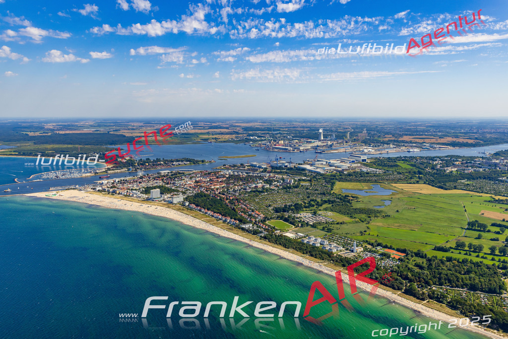 Klassische Luftaufnahme ohne Drohne zeigt:Warnemünde Ostseestrand bei Rostock - Die Luftbildaufnahme wurde 2025 vom UL-Flugzeug heraus erstellt ( keine Drohnenaufnahme ) - Hochauflösende Luftaufnahme -Nicht vergleichbar mit Google Maps oder Satelittenbilder- Die Geschenkidee !Mit Lizenz und Bildrechte bestellbar