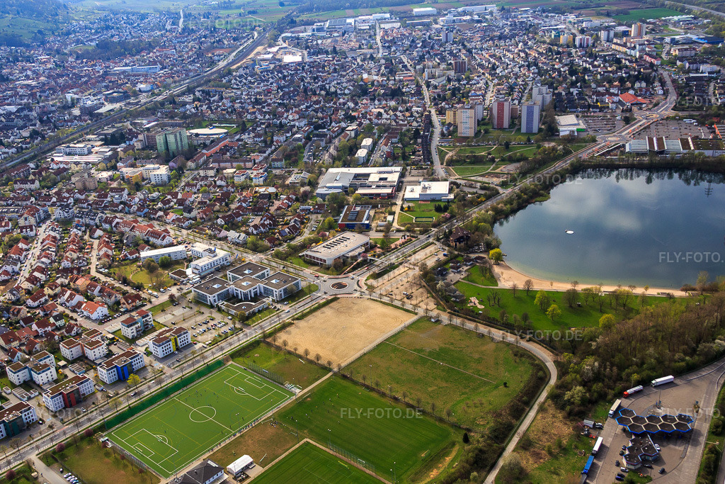 Luftbild: Berliner Ring mit Office Center Bensheim und Sportplatz von SSG Bensheim Hockey am Badesee Bensheim | GGEW AG in Bensheim im Bundesland Hessen in Deutschland. Foto: IMG_077099.jpg vom 12.04.2015 durch Werner Riehm/FLY-FOTO.deWWW.SSG-BENSHEIM.DE
