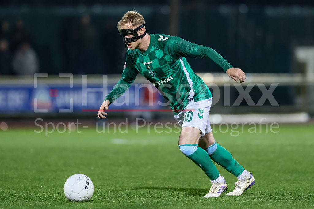Fussball, Regionalliga Nord, SV Werder Bremen II - VfB Oldenburg | v.li.: Dennis Lütke-Frie (SV Werder Bremen II, 10) am Ball, Freisteller, Einzelbild, Ganzkörper, Aktion, Action, Spielszene