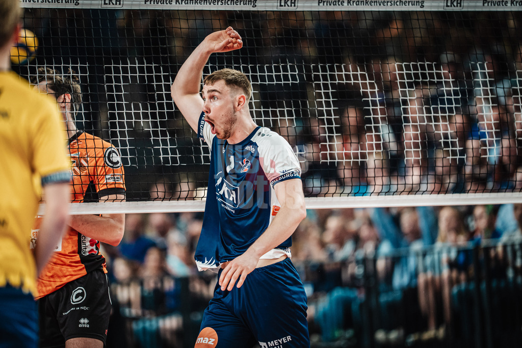 Volleyball | Herren | Saison 2024/2025 | 1. Volleyball Bundesliga Männer | Finale | SVG Lüneburg vs. BERLIN RECYCLING Volleys | 01.05.2025 | Simon Torwie (#1, SVG Lüneburg) ist erstaunt