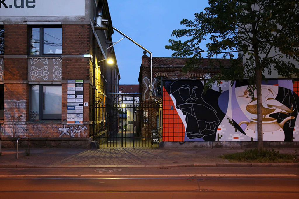 Tapetenwerk - Eingang bei Nacht | Entdecke über 20 Kategorien Leipzig-Motive: Foto-Downloads, hochwertige Poster, Leinwand- & Fine-Art-Prints. Jetzt Lieblingsfoto im Bildlexikon Leipzig Shop bestellen!