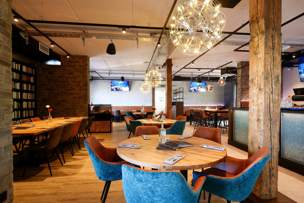 Scheune | Freiberg am Neckar - in Freiberg ist eine alte Scheune am Bahnhof in ein Restaurant mit Hotel umgebaut worden - Realisiert mit Pictrs.com