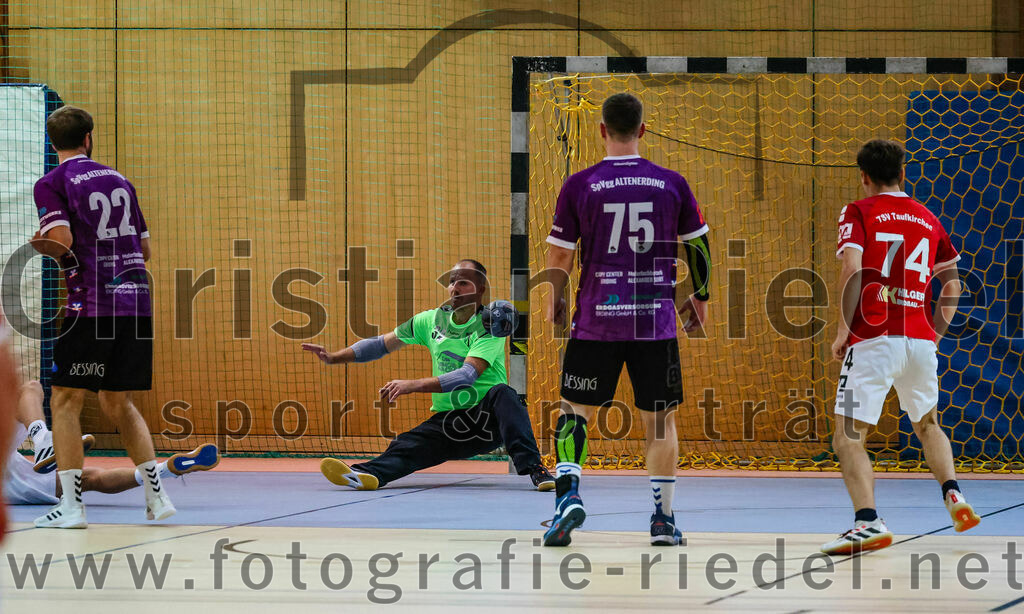 2023-10-21_006_SpVgg_Altenerding_III_gegen_TSV_Taufkirchen-Vils | Erding, Deutschland, 21.10.2023:
Handball, Bezirksklasse Männer Staffel Ost 2023 / 2024, 4. Spieltag, SpVgg Altenerding III gegen TSV Taufkirchen/Vils, Endergebnis: 27:32

Thomas Peteranderl (SpVgg Altenerding, #22), Christopher Schindler (SpVgg Altenerding, #35), Mike Göthe (SpVgg Altenerding, #75), Julian Mühlenbeck (TSV Taufkirchen/Vils, #74)

Foto: Christian Riedel / fotografie-riedel.net