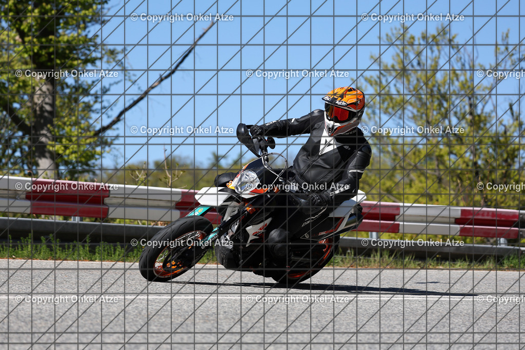 IMG_8271 | Fotograf am Kyffhäuser. Onkel Atze. Kyffhäuser Rennstrecke. Café36. Motorsportfotografie. - Realisiert mit Pictrs.com