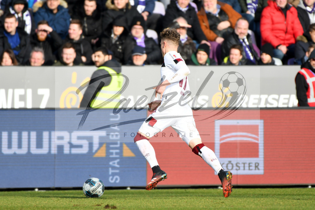 20200208_OSNFCN_0106 | Fußball, Herren: Robin Hack (1. FC Nuernberg) in Aktion, am Ball, Einzelaktion waehrend des Spiels der 2. Bundesliga zwischen VfL Osnabrueck und 1. FC Nuernberg im Stadion an der Bremer Bruecke am 08.02.2020 in Osnabrueck, Deutschland.DFB / DFL REGULATIONS PROHIBIT ANY USE OF PHOTOGRAPHS AS IMAGE SEQUENCES AND/OR QUASI-VIDEO. - Realisiert mit Pictrs.com