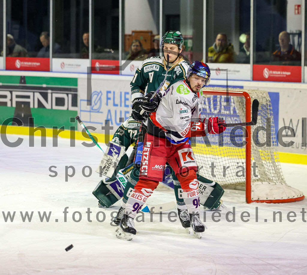 2025-11-16_090_TSV_Erding_gegen_Selber_Woelfe | Erding, Deutschland, 16.11.2025:Eishockey, Oberliga Süd 2025 / 2026, 17. Spieltag, TSV Erding gegen Selber Wölfe, Endergebnis: 3:1Torwart David Zabolotny (Erding Gladiators, #72), Moritz Köttstorfer (Erding Gladiators, #61), Lukas Valasek (Selber Wölfe, #96)Foto: Christian Riedel / fotografie-riedel.net