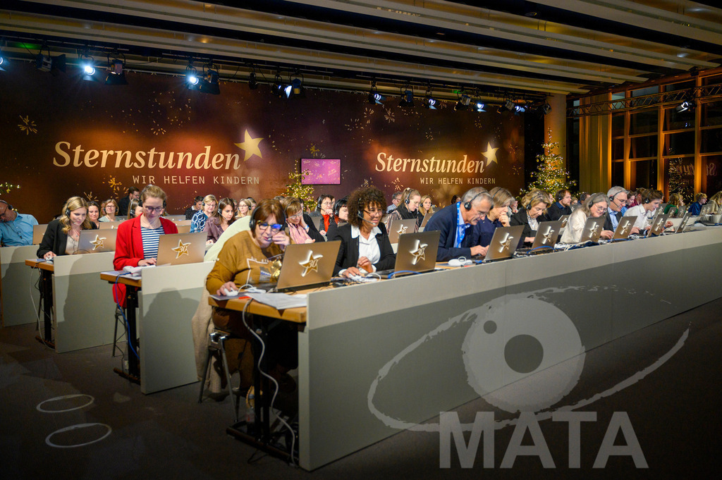 _DWA1265 | Telefonspende Empfänger bei '30 Jahre Sternstunden-Gala 2023' in der Frankenhalle. Nürnberg, 15.12.2023 - Realisiert mit Pictrs.com