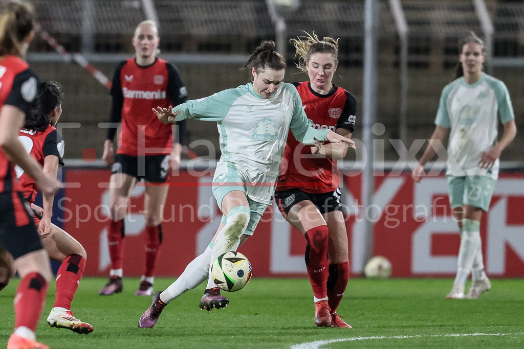 Fussball, DFB-Pokal Frauen, Bayer 04 Leverkusen - SV Werder Bremen | v.li.: Sophie Weidauer (SV Werder Bremen, 9) und Lea Karolina Vilhjalmsdottir (Bayer 04 Leverkusen, 18) im Zweikampf, Duell, Dynamik, Aktion, Action, Spielszene, DIE DFB-RICHTLINIEN UNTERSAGEN JEGLICHE NUTZUNG VON FOTOS ALS SEQUENZBILDER UND/ODER VIDEOÄHNLICHE FOTOSTRECKEN. DFB REGULATIONS PROHIBIT ANY USE OF PHOTOGRAPHS AS IMAGE SEQUENCES AND/OR QUASI-VIDEO.