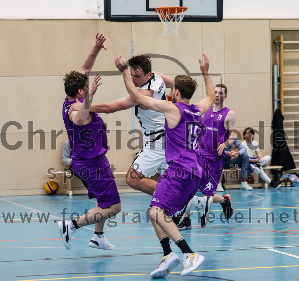 2022-05-01_006_TSV_Vaterstetten_gegen_DJK_Traunstein | Vaterstetten, Deutschland, 01.05.2022:
Basketball, Aufstiegsrunde zur Bayernliga 2021 / 2022, 5. Spieltag, TSV Vaterstetten gegen DJK Traunstein, Endergebnis: 87:79

Konstantin Huber (TSV Vaterstetten, #13), Maximilian Hoernes (DJK Traunstein, #15)

Foto: Christian Riedel / fotografie-riedel.net