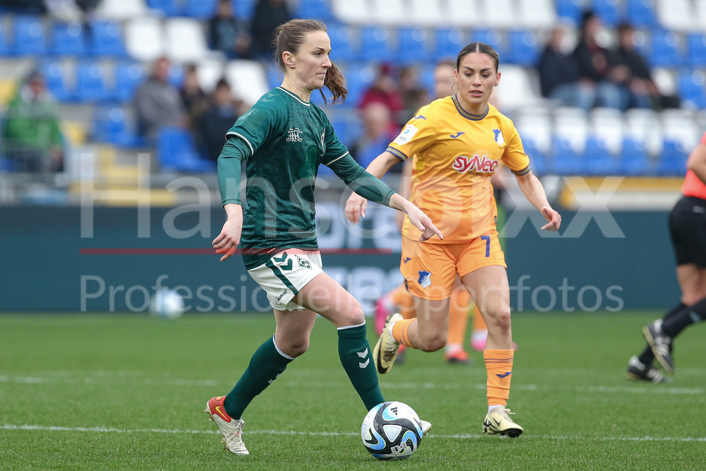 Fussball, Google Pixel Frauen-Bundesliga, TSG 1899 Hoffenheim - SV Werder Bremen | v.li.: Michaela Brandenburg (SV Werder Bremen, 14) am Ball, Einzelbild, Ganzkörper, Aktion, Action, Spielszene, DIE DFB-RICHTLINIEN UNTERSAGEN JEGLICHE NUTZUNG VON FOTOS ALS SEQUENZBILDER UND/ODER VIDEOÄHNLICHE FOTOSTRECKEN. DFB REGULATIONS PROHIBIT ANY USE OF PHOTOGRAPHS AS IMAGE SEQUENCES AND/OR QUASI-VIDEO.