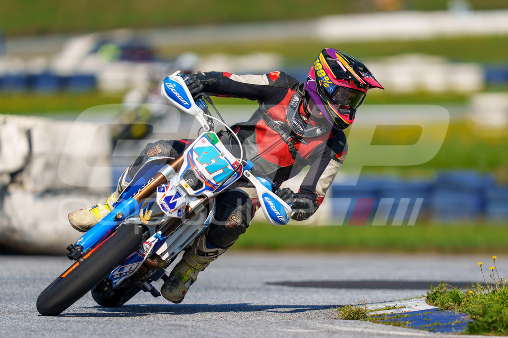 SuperMoto_Staatsmeisterschaft_Greinbach_261 | GRIPcapture steht für authentische Sportfotografie in Österreich – für Momente, die mehr sind als Geschwindigkeit oder Ergebnis. Es geht um Emotion, Spannung, Fokus und den Augenblick, der oft nur einen Wimpernschlag dauert.Ob Motorsport, Teamsport oder 