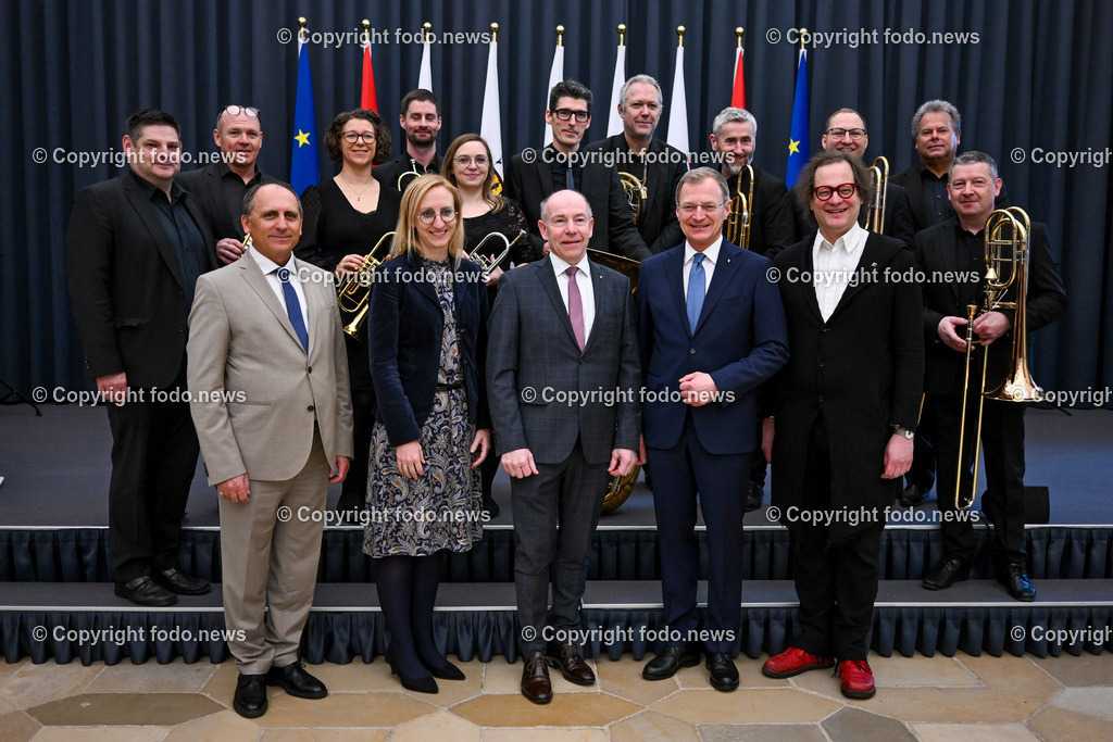 Landhaus Linz_ Promenade_ Landtagssitzung_ 25.01.2024-2 | 25.01.2024, Landhaus Linz AUT, Promenade, Landtagssitzung, im Bild Vertreter der Ooe Landes Kulturabteilung, Margot Nazzal (Leiterin der Kulturdirektion des Landes Ooe), Max Hiegelsberger (1.Landtagspraesident, VP), LH Thomas Stelzer (VP, Landeshauptmann Ooe) und das Blechblasensemble der Ooe Musikschulen