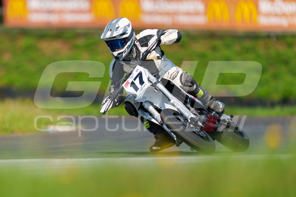 G-Cup + Supermoto Staatsmeisterschaft + Hungarian Supermoto Championship | GRIPcapture steht für authentische Sportfotografie in Österreich – für Momente, die mehr sind als Geschwindigkeit oder Ergebnis. Es geht um Emotion, Spannung, Fokus und den Augenblick, der oft nur einen Wimpernschlag dauert.Ob Motorsport, Teamsport oder 