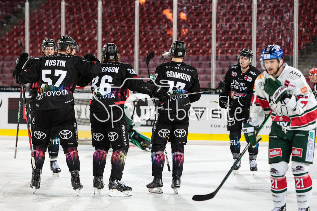 Kölner Haie - Augsburger Panther | Die Haie jubeln ueber den Treffer zum 3-2 durch Jan Luca SENNHENN (KEC #17)