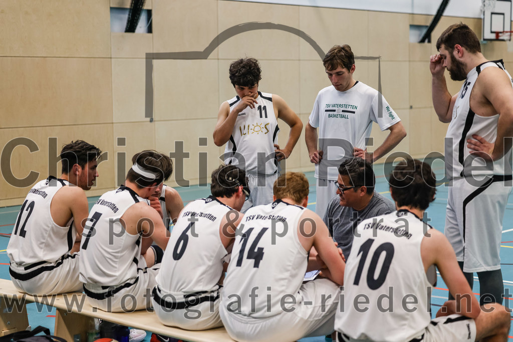 2022-05-01_031_TSV_Vaterstetten_gegen_DJK_Traunstein | Vaterstetten, Deutschland, 01.05.2022:
Basketball, Aufstiegsrunde zur Bayernliga 2021 / 2022, 5. Spieltag, TSV Vaterstetten gegen DJK Traunstein, Endergebnis: 87:79

Maximilian Metzger (TSV Vaterstetten, #12), Bastian Heckner (TSV Vaterstetten, #7), Maximilian Rothe (TSV Vaterstetten, #6), Alain Gales (TSV Vaterstetten, #14), Luca Maurice Kohll (TSV Vaterstetten, #10), Benicio Trinidad Paz (TSV Vaterstetten, #11), Trainer Daniel Paz (TSV Vaterstetten), Mathias Furtmair (TSV Vaterstetten, #15)

Foto: Christian Riedel / fotografie-riedel.net