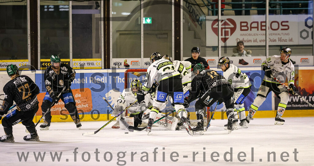 2024-02-23_033_TSV_Erding_gegen_ERSC_Amberg | Erding, Deutschland, 23.02.2024:
Eishockey, Bayernliga Playoffs 2023 / 2024, 3. Spieltag, TSV Erding gegen ERSC Amberg, Endergebnis: 2:3 n. V.

Jakub Kania (Erding Gladiators, #22), Petr Pohl (Erding Gladiators, #55), Torwart Timon Bätge (ERSC Amberg, #31), Michael Kirchberger (ERSC Amberg, #91), Michael Franz (Erding Gladiators, #13), Kevin Schmitt (ERSC Amberg, #19)

Foto: Christian Riedel / fotografie-riedel.net