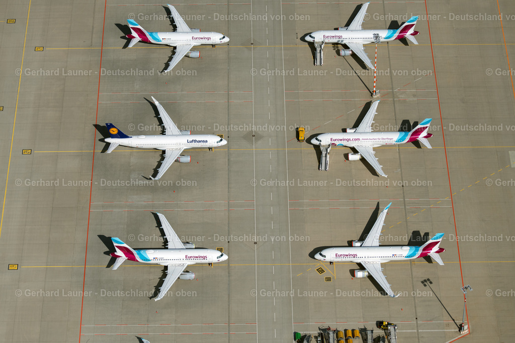 4023394 | STUTTGART 15.04.2020 Krisen- und Pandemie bedingt abgestellte Passagierflugzeuge der Fluggesellschaften Lufthansa und eurowings auf der Parkposition - Abstellfläche auf dem Flughafen in Stuttgart während des Corona Lockdown im Bundesland Baden-Württemberg, Deutschland. Weiterführende Informationen bei: Deutsche Lufthansa Aktiengesellschaft,  Flughafen Stuttgart GmbH,  Lufthansa Technik AG,  eurowings. // Passenger aircraft parked due to the crisis and pandemic on the parking position - parking area at the airport in Stuttgart during the corona lockdown in the state Baden-Wuerttemberg, Germany. Further information at: Deutsche Lufthansa Aktiengesellschaft,  Flughafen Stuttgart GmbH,  Lufthansa Technik AG,  eurowings. Foto: Gerhard Launer