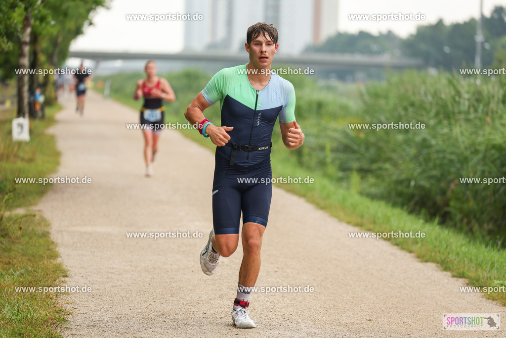 LUR_1891 | 34. M-net Erlanger Triathlon 2025 #erlangertriathlon  #mnettriathlon2025 #mnettriathlon #team #olympischedistanz #mitteldistanz #triathlon #maindonaukanal  #erlangertriathlon2025 #yourpictrs #tv1848 #tv1848erlangen  #triathlonbayern #sportinerlangen #demsportverbunden #sportshot_your_pictrs Copyright: www.sportshot.de