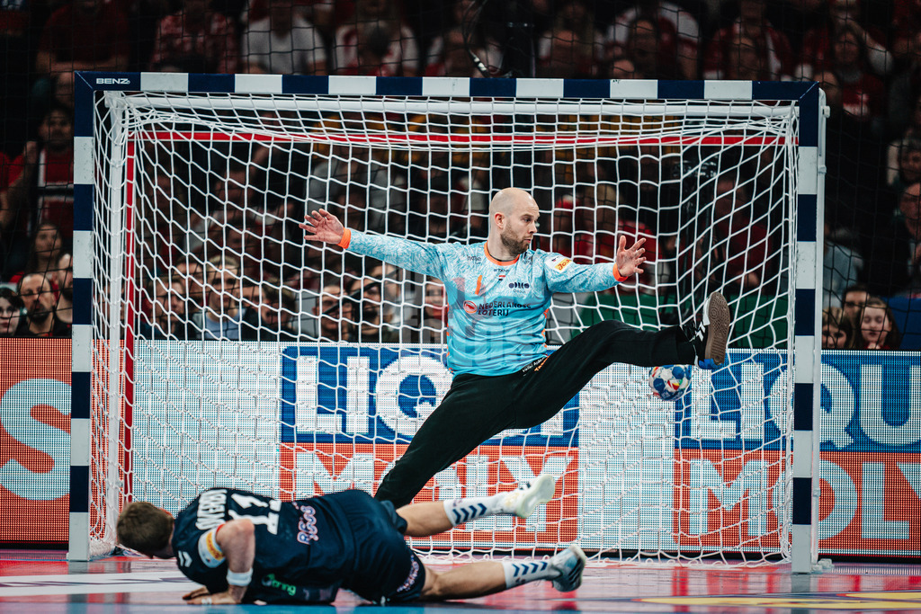 Handball | Herren | EHF EURO 2024 | European Championshop Men 2024 Final Tournament | Norwegen vs. Niederlande | 19.01.2024 | Petter Overby (#11, Norwegen, NOR) trifft gegen Bart Ravensbergen (#1, Holland, NED)